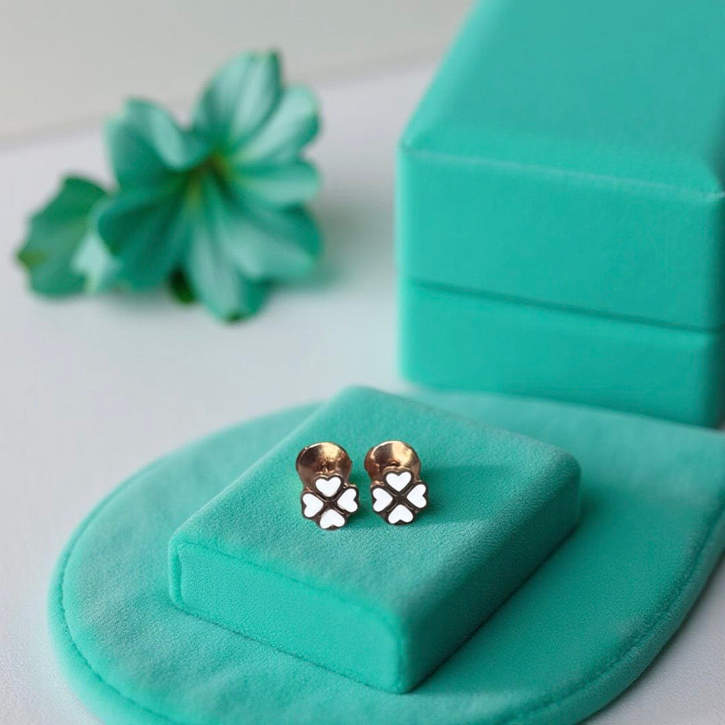 Boucles d'oreille "Lucky" émaillées blanches