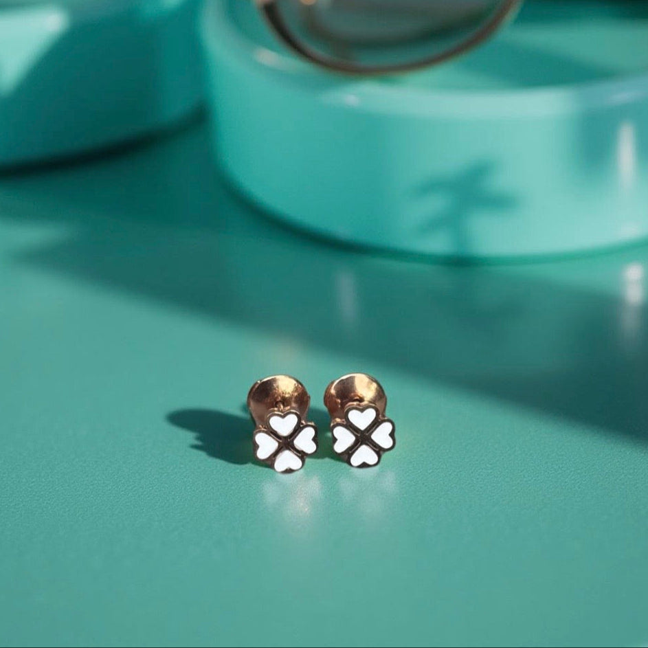 Boucles d'oreille "Lucky" émaillées blanches