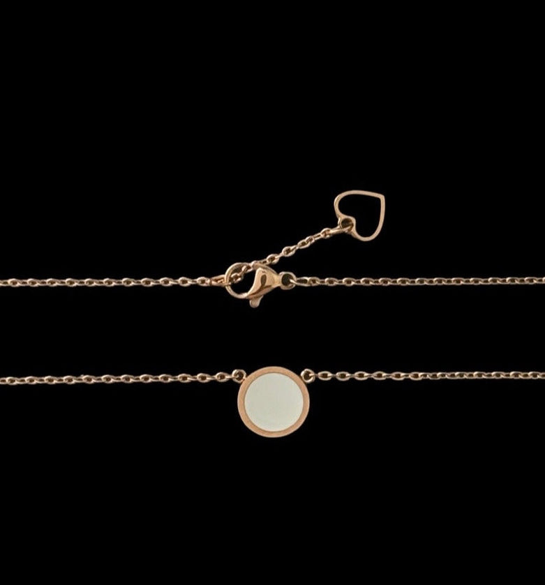 Pendentif doré (rose) émaillé bicolore noir / blanc
