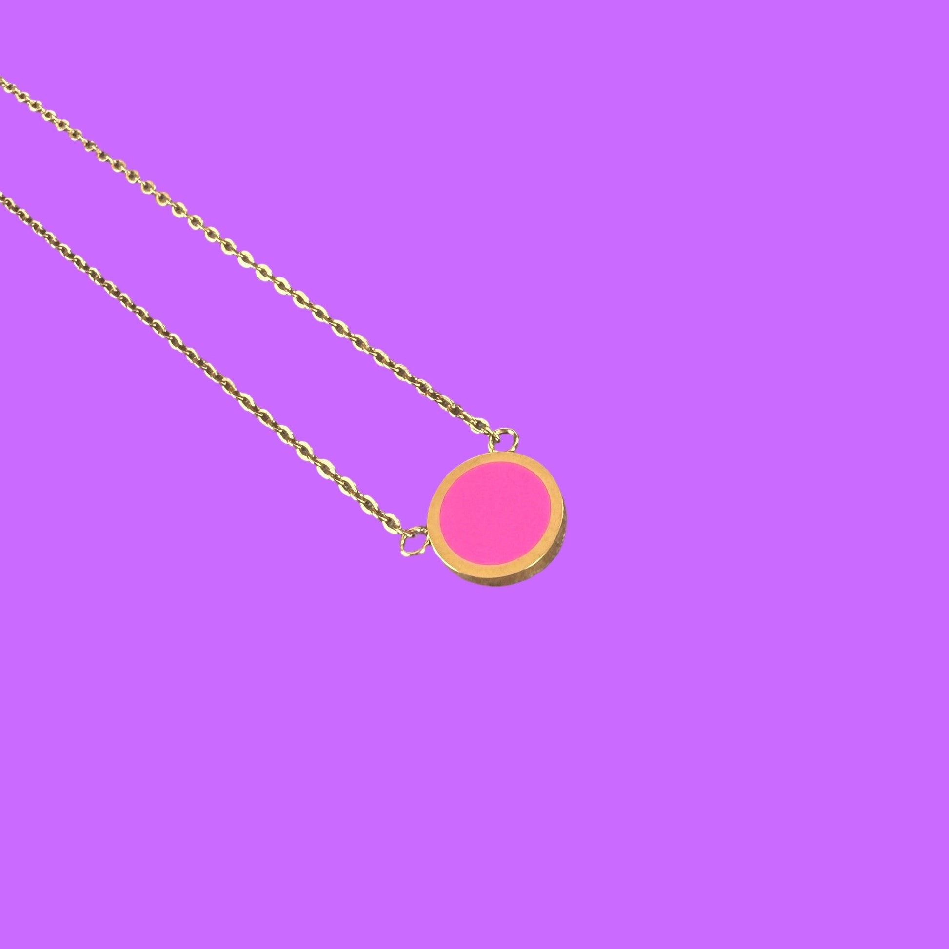 Pendentif émaillé bicolore
