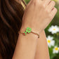 Bracelet "Lucky V" émaillé vert foncé
